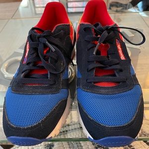 Hardly worn. Nice kicks size 6 1/2.